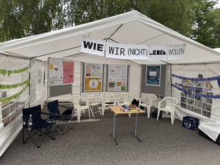 Das Café International am Mahnmal Kilian während der Kieler Woche 2025 - ein Demokratieprojekt des WPKs „Demokratie leben!"