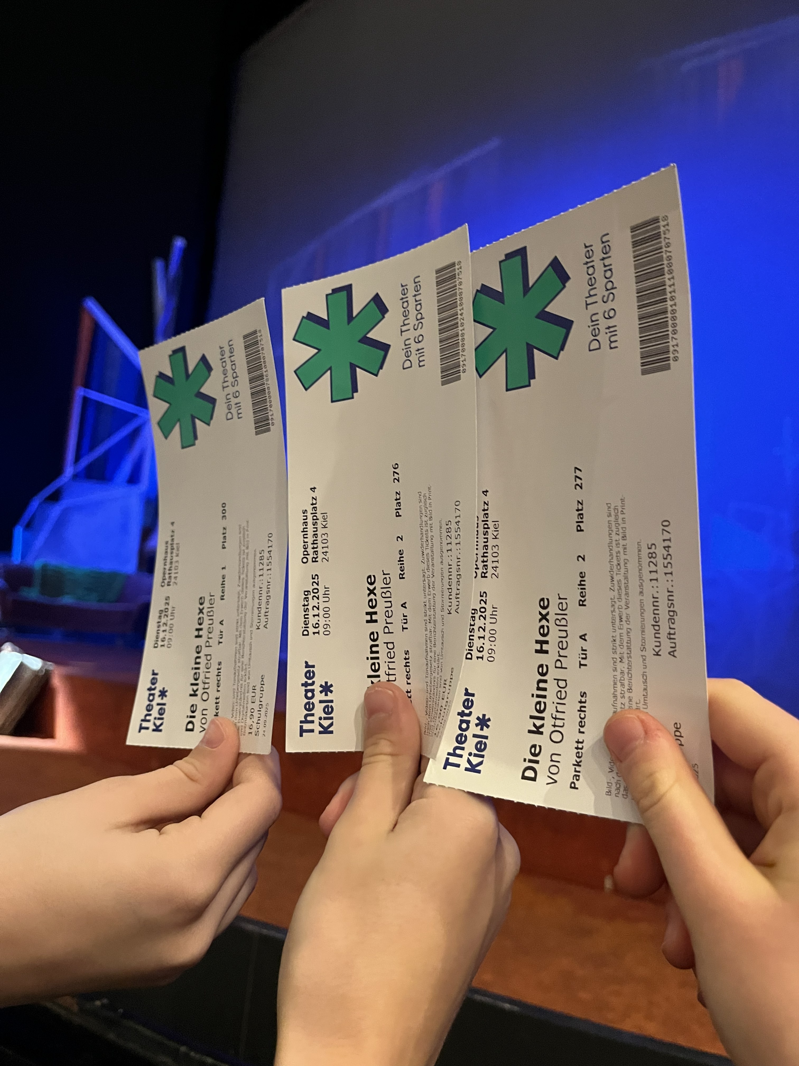 Ausflug zum Weihnachtsmärchen der 5. Klassen zur "kleinen Hexe"