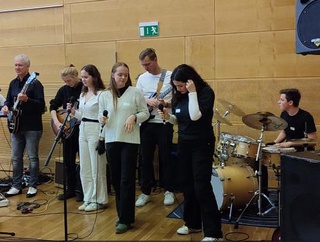 Auftritt beim Pflege-Azubi-Award: Band-AG rockt das Landeshaus