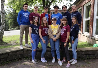 Wir, Felix, Moritz, Max, Philip, Michael, Paul, (obere Reihe v. l.) Hanna, Charlotte, Jenna, Lilly und Lea (untere Reihe v. l.) sind eure aktuelle Schülervertretung und bei Fragen, Anregungen, Tipps oder Problemen sprecht uns einfach an.